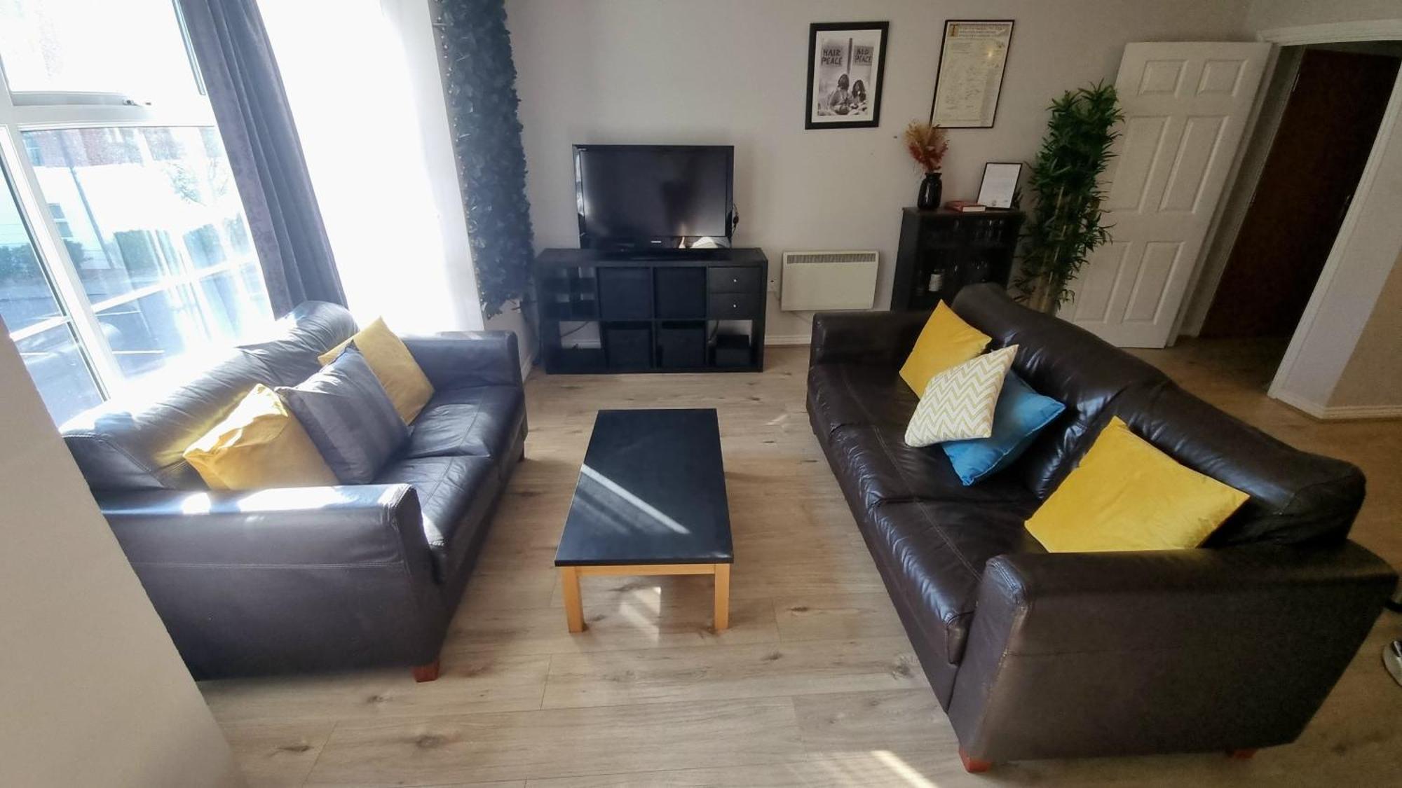Cosy 2br Modern With Free Parking Apartment